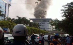 Khói đen nghi ngút cao hàng chục mét ở Toyota Mỹ Đình