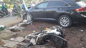 Cán bộ huyện gây tai nạn liên hoàn, 4 xe máy bị nghiền nát