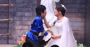 Trường Giang giả gái, hoá Juliet ép 'Romeo' Kathy Uyên uống thuốc độc