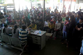 Chen nhau chờ mua vé xe Tết trong ngày đầu mở bán