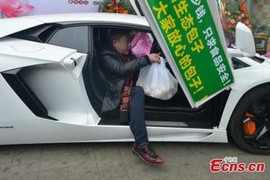 Lái siêu xe Lamborghini đi giao bánh bao cho khách