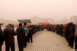 Vì tờ lịch miễn phí, người Trung Quốc đứng vài tiếng trong bụi bẩn