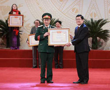 Bố con Tự Long cùng nhận danh hiệu NSƯT và NSND