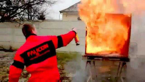 Clip: Xem bình chữa cháy mini dập lửa trong thực tế