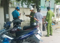 Tá hỏa phát hiện người đàn ông gục chết trước cổng bệnh viện