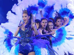 Maya khéo khoe thân hình 'gái một con' quyến rũ