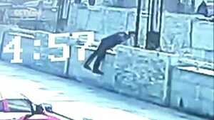Clip: Nhân viên nhà hàng bơi sông cứu người nhảy cầu tự tử