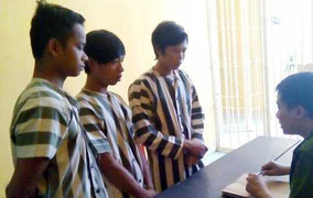 Hết tiền uống bia, 3 thanh niên tấn công, cướp xe cảnh sát