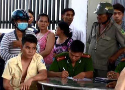 Tài xế taxi bực tức tông thẳng đám giỗ dựng rạp giữa đường