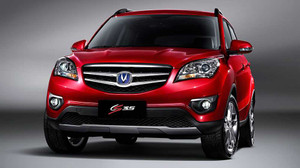 Nathan Lee được fans hâm mộ lau mồ hôi sau đêm diễn