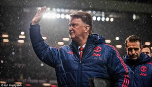 Van Gaal mỉa mai fan Man Utd ngủ gật, ra về sớm