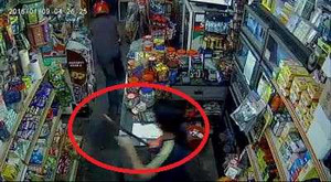 Clip: Cầm dao đi cướp tiệm tạp hóa bị nhân viên vác kiếm đuổi đánh trối chết