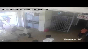 Clip: Nghi can xông vào viện truy sát bệnh nhân, bảo vệ bệnh viện bỏ chạy