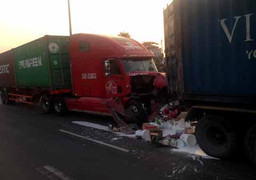 Mặt đường 'nhuộm' đầy sơn sau cú tông của 2 xe container