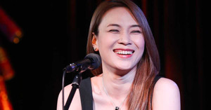 Mỹ Tâm diện đầm hai dây sexy, cười 'thả ga'