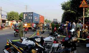 Cô gái trẻ chết thảm dưới bánh xe container