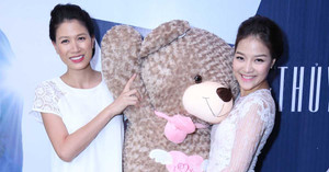 Trang Trần ôm gấu bông khổng lồ đến chúc mừng Thủy Bi