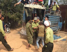 Hàng chục thanh niên vác tuýp sắt vây kiểm lâm để cướp gỗ