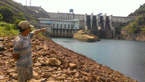 Dân hoang mang vì tin đồn nước rò rỉ ở đập thủy điện