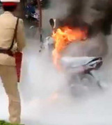 Bị CSGT xử phạt, 'xin xỏ' không được phóng hoả đốt xe