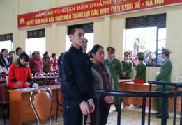 Bị dọa đánh vì đeo kính đen buổi tối, rút dao đâm chết người