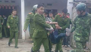 Hàng chục cảnh sát vây bắt thanh niên 'ngáo đá' đốt xe, khống chế chú ruột