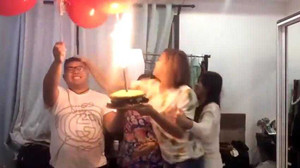 Clip: Cầm bóng bay đốt pháo bông trong bữa tiệc và cái kết kinh hoàng