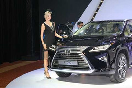 Cảm biến mở cốp trên logo xe sang lần đầu xuất hiện trên Lexus RX 2016