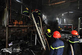 Gara ô tô bùng cháy giữa thủ đô, cả khu phố náo loạn