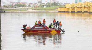 Lặn sông tìm khẩu súng bắn chết người Trung Quốc ở Đà Nẵng