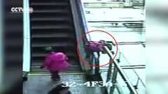 Clip: Kinh hoàng bé 3 tuổi ngã từ thang cuốn tầng 4 xuống đất tử vong