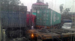 Container lao vào nhà dân, quốc lộ 5 kẹt cứng