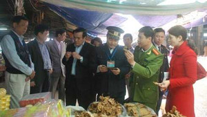 Cảnh vệ túc trực kiểm tra độc chất, bảo đảm an toàn bếp ăn Đại hội Đảng