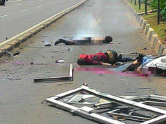 Đánh bom liên hoàn ở Indonesia, nhiều người gục chết trên đường