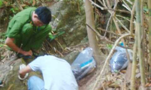 Rùng mình phát hiện bộ xương người bên khe suối