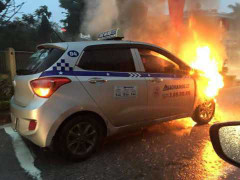 Video: Taxi cháy như đuốc giữa trời mưa