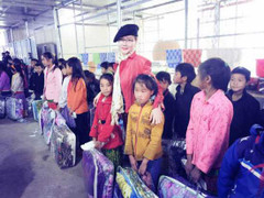 Dương Yến Ngọc chung tay phát chăn ấm cho trẻ em nghèo vùng cao