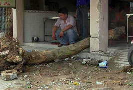 Xe tải lao vào quán phở, hàng chục người tháo chạy tán loạn