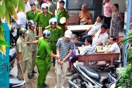 Vác dao truy sát tận nhà Phó Công an huyện