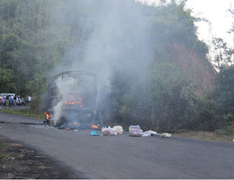 Xe tải đang đi bốc cháy ngùn ngụt, trơ khung sắt