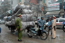 CSGT Hà Nội xử lý những chiếc xe 'kỳ lạ' trên đường phố