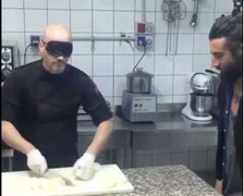 Clip: ‘Siêu đầu bếp’ bịt mắt thái hành nhanh như chớp