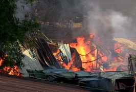 Hàng trăm cảnh sát đang dập đám cháy lớn giữa Sài Gòn