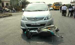 Người phụ nữ bị taxi kéo lê hàng chục mét