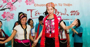 Hoa hậu Kỳ Duyên mặc trang phục dân tộc Thái nhảy sạp