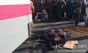 Xe buýt dừng đột ngột, 2 thanh niên đi xe máy chết thảm