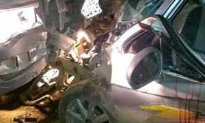 Xe 4 chỗ cắm thẳng vào đầu xe tải, nhiều người ngất lịm