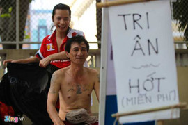 Cảm động chàng Việt kiều mở 'tiệm' cắt tóc miễn phí cho người nghèo