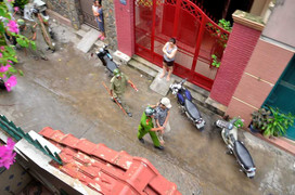 'Vật thuốc', con vác gậy đập phá, tấn công bố mẹ