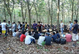 Video: Cảnh sát vây ráp, nổ súng bắt sòng bạc giữa rừng